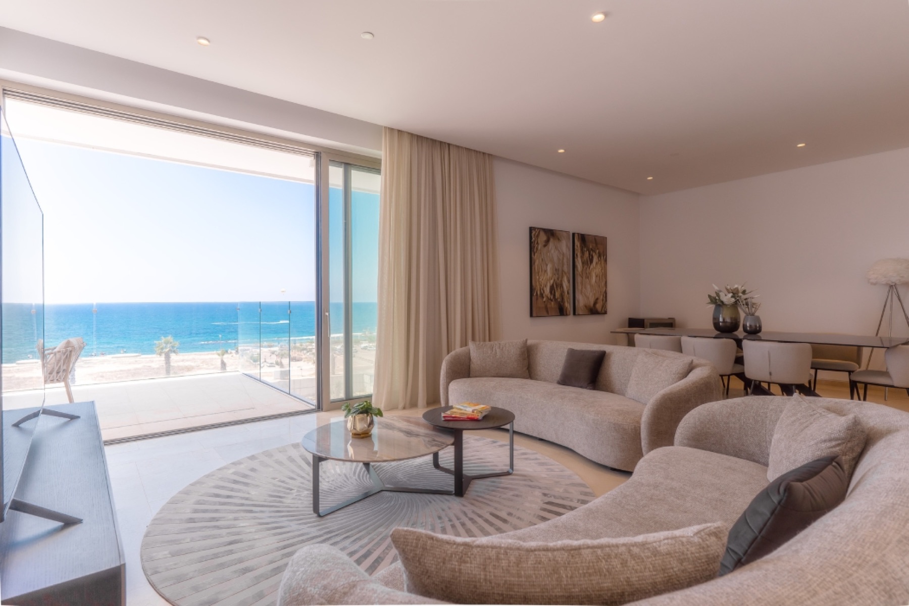 Obývacia izba apartmánu SOHO Resort s výhľadom na more