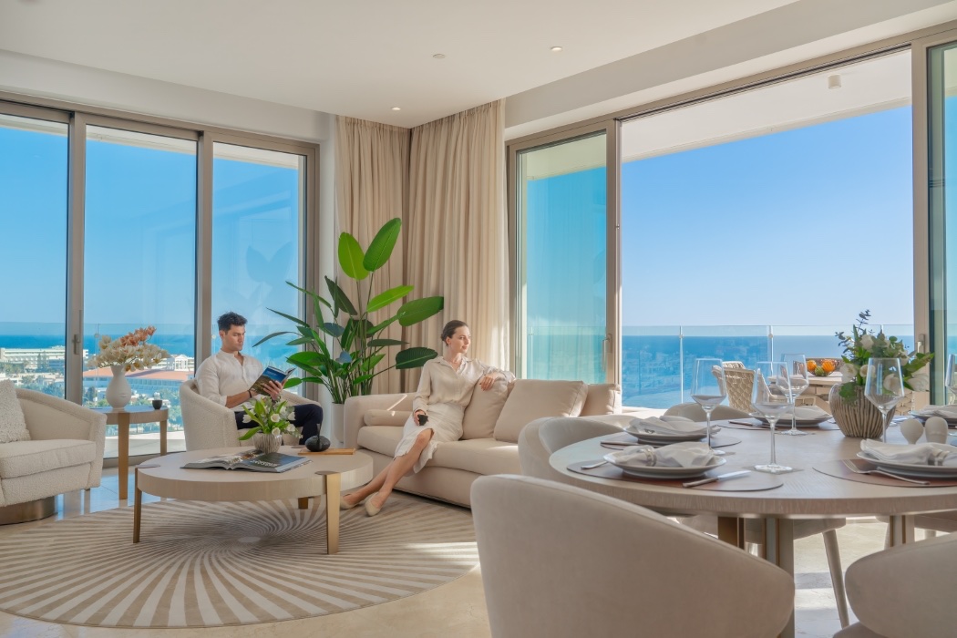 Otvorený obývací a jedálenský priestor s výhľadom na more v SOHO Resort